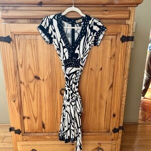 ISSA London Dress 100% Silk Black and White Tie V Neck Zip Up Midi Sz 2